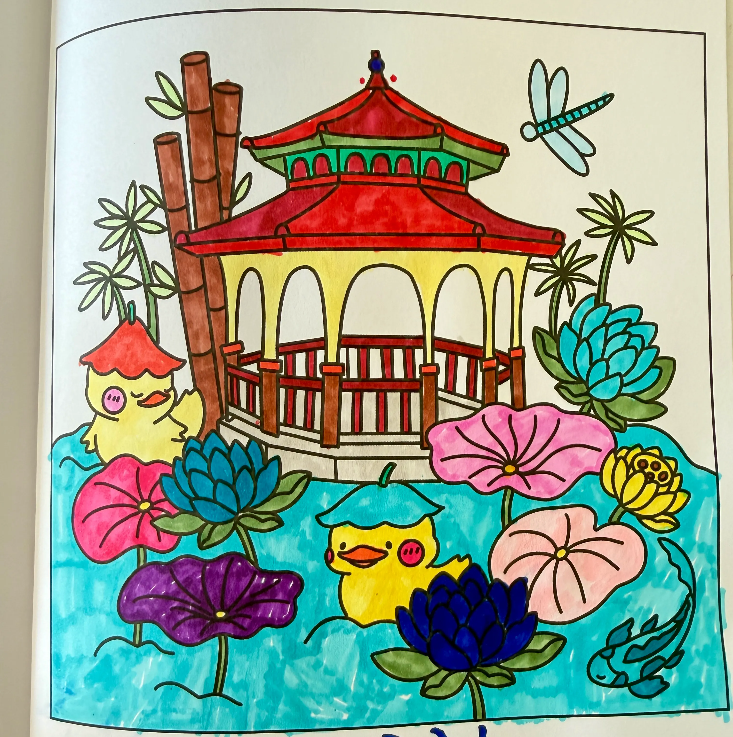 Tekening van Vic: een rode pagode boven een lotusvijver met eendjes, een koi en een libel.